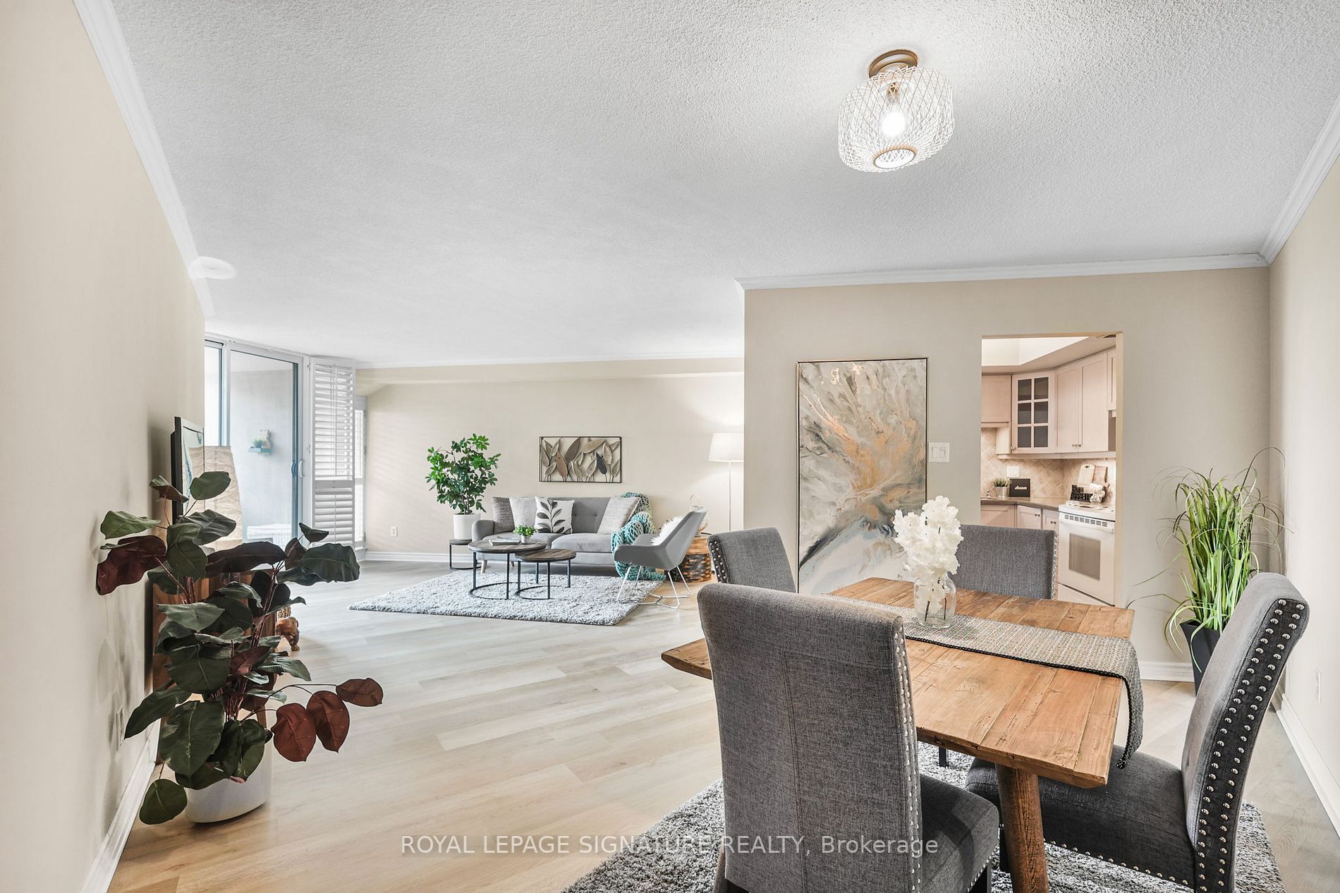 7811 Yonge St, #808
