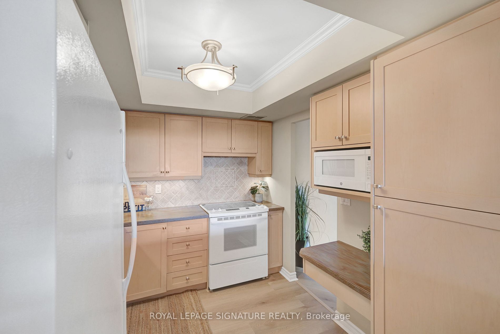 7811 Yonge St, #808