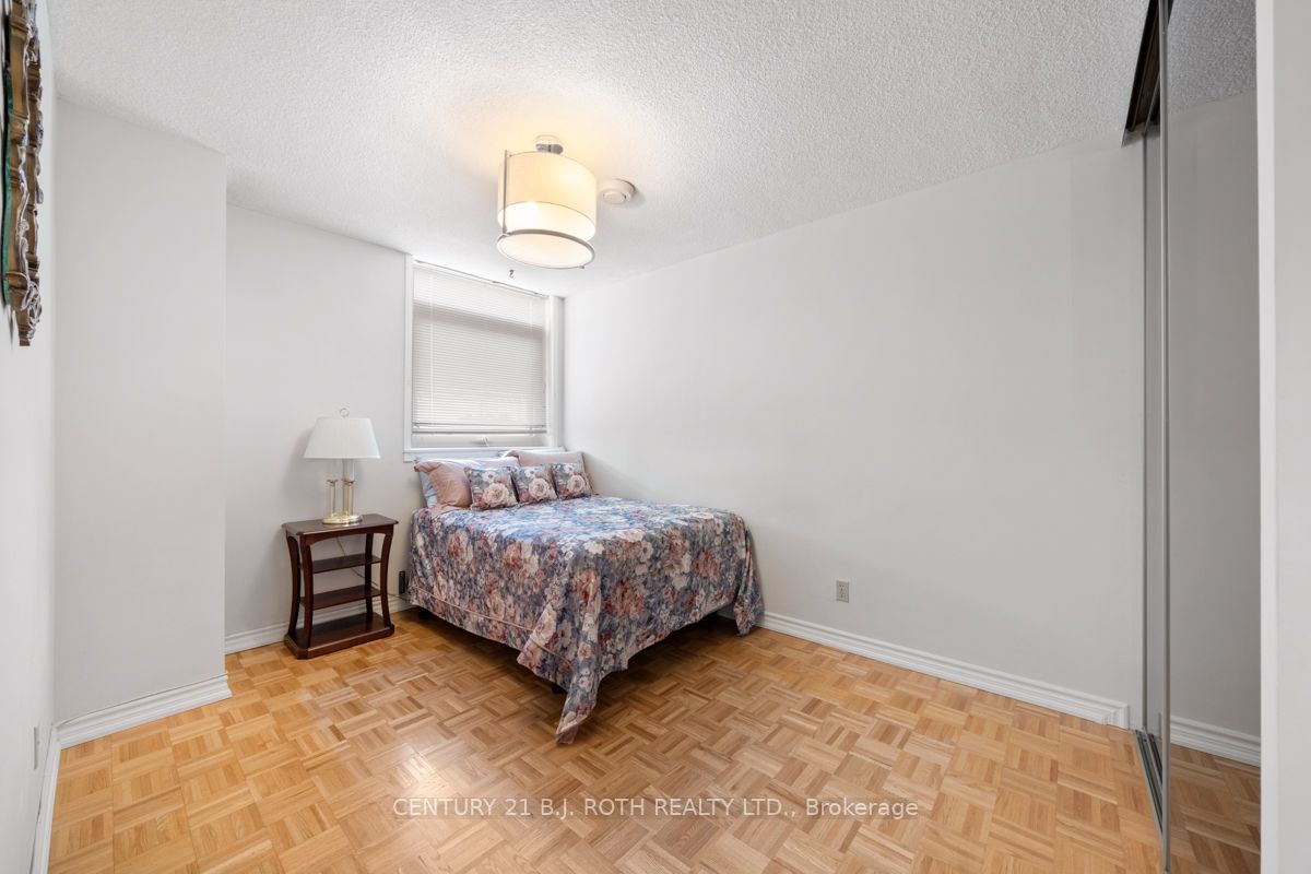 7811 Yonge St, #404
