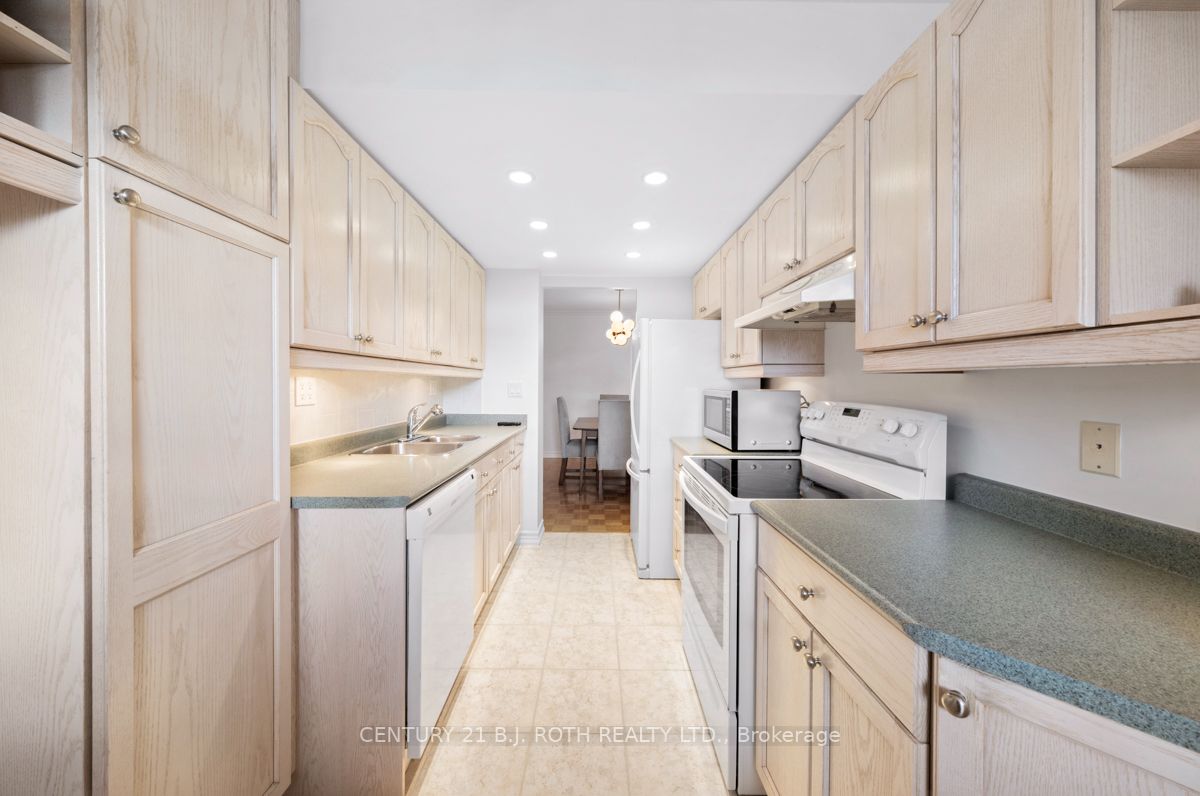 7811 Yonge St, #404