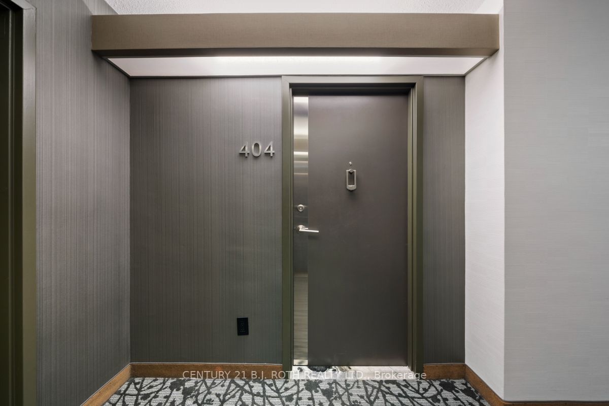 7811 Yonge St, #404