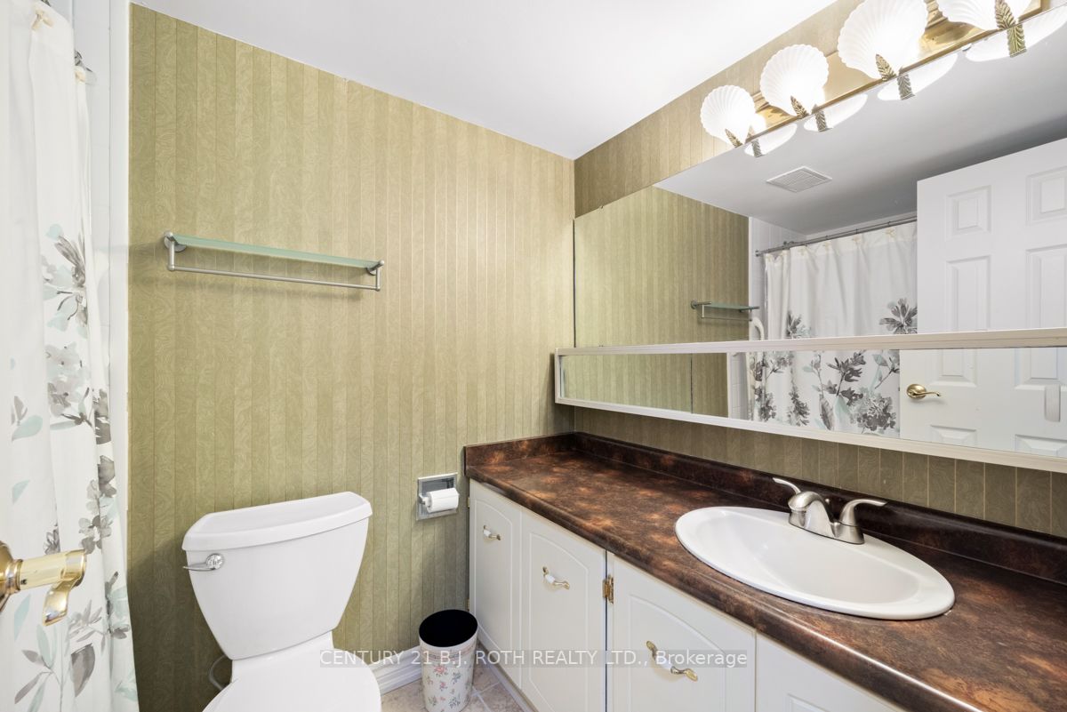 7811 Yonge St, #404