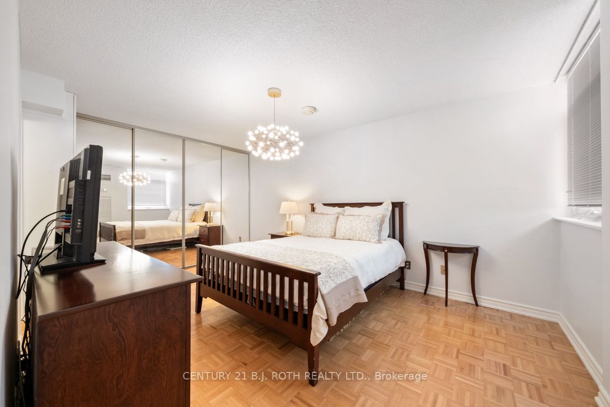 7811 Yonge St, #404