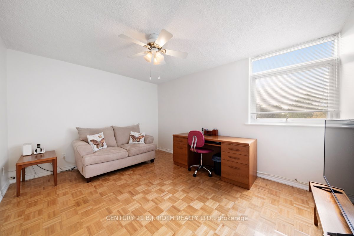 7811 Yonge St, #404