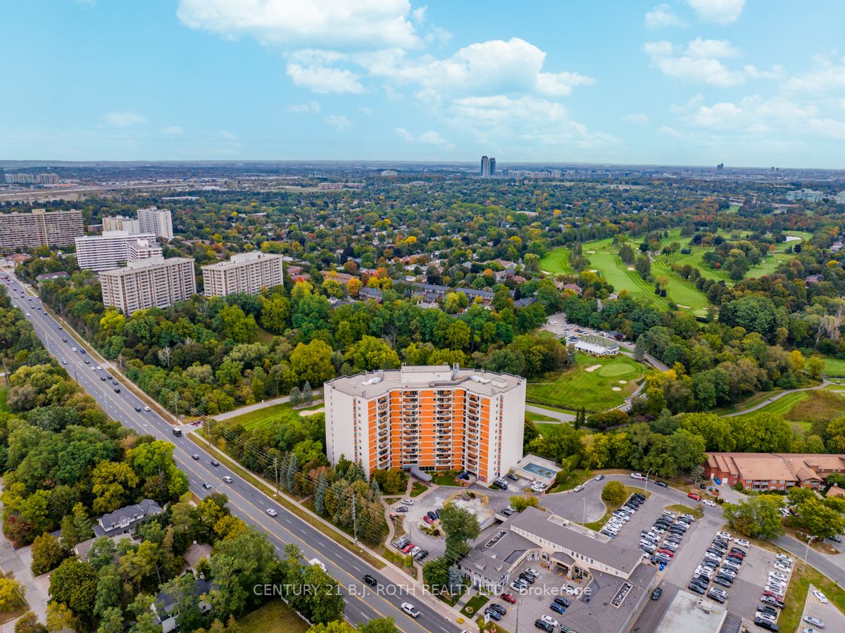 7811 Yonge St, #404
