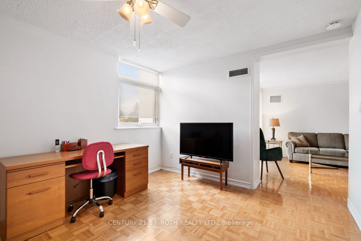 7811 Yonge St, #404