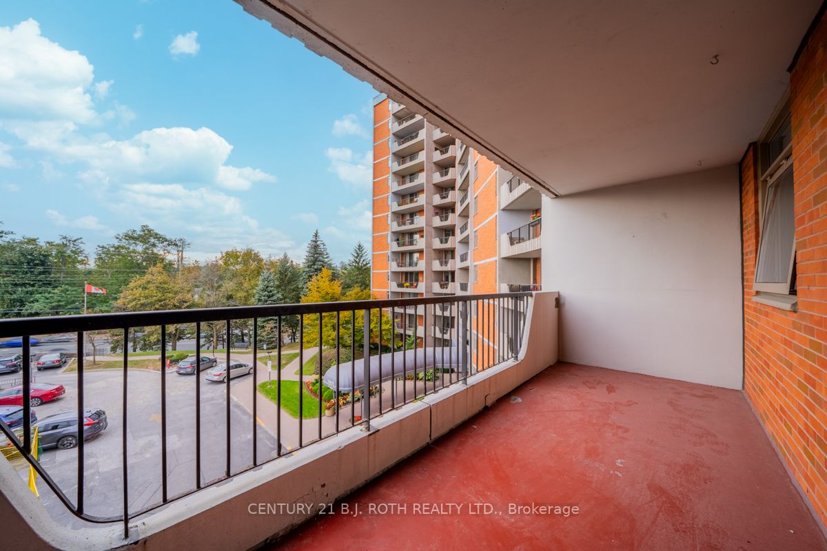 7811 Yonge St, #404
