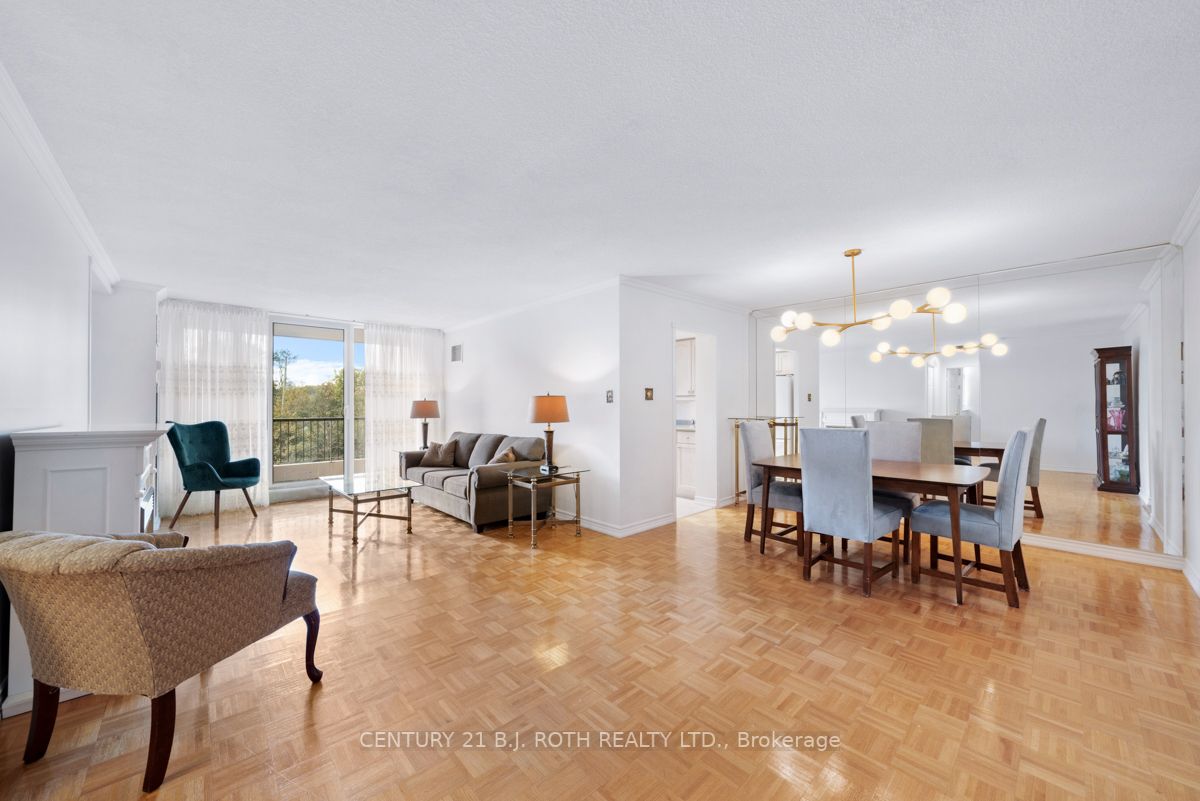 7811 Yonge St, #404