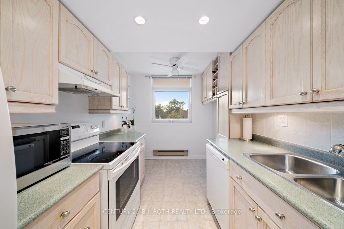 7811 Yonge St, #404