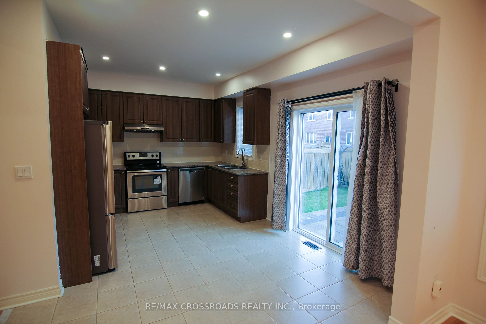 15 Flute St E
