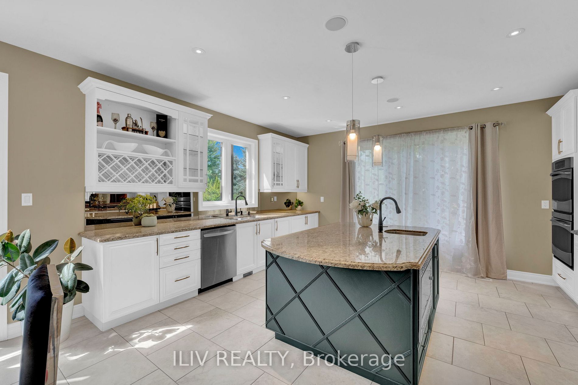 41 Country Club Cres