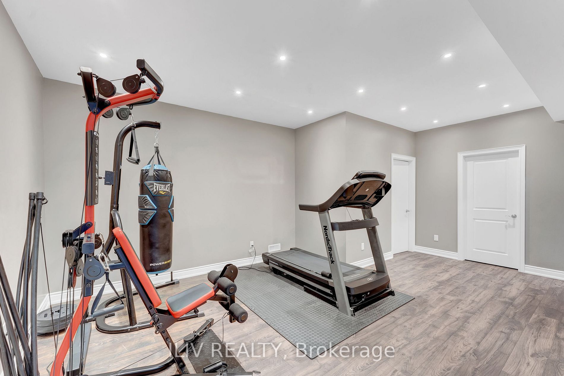 41 Country Club Cres