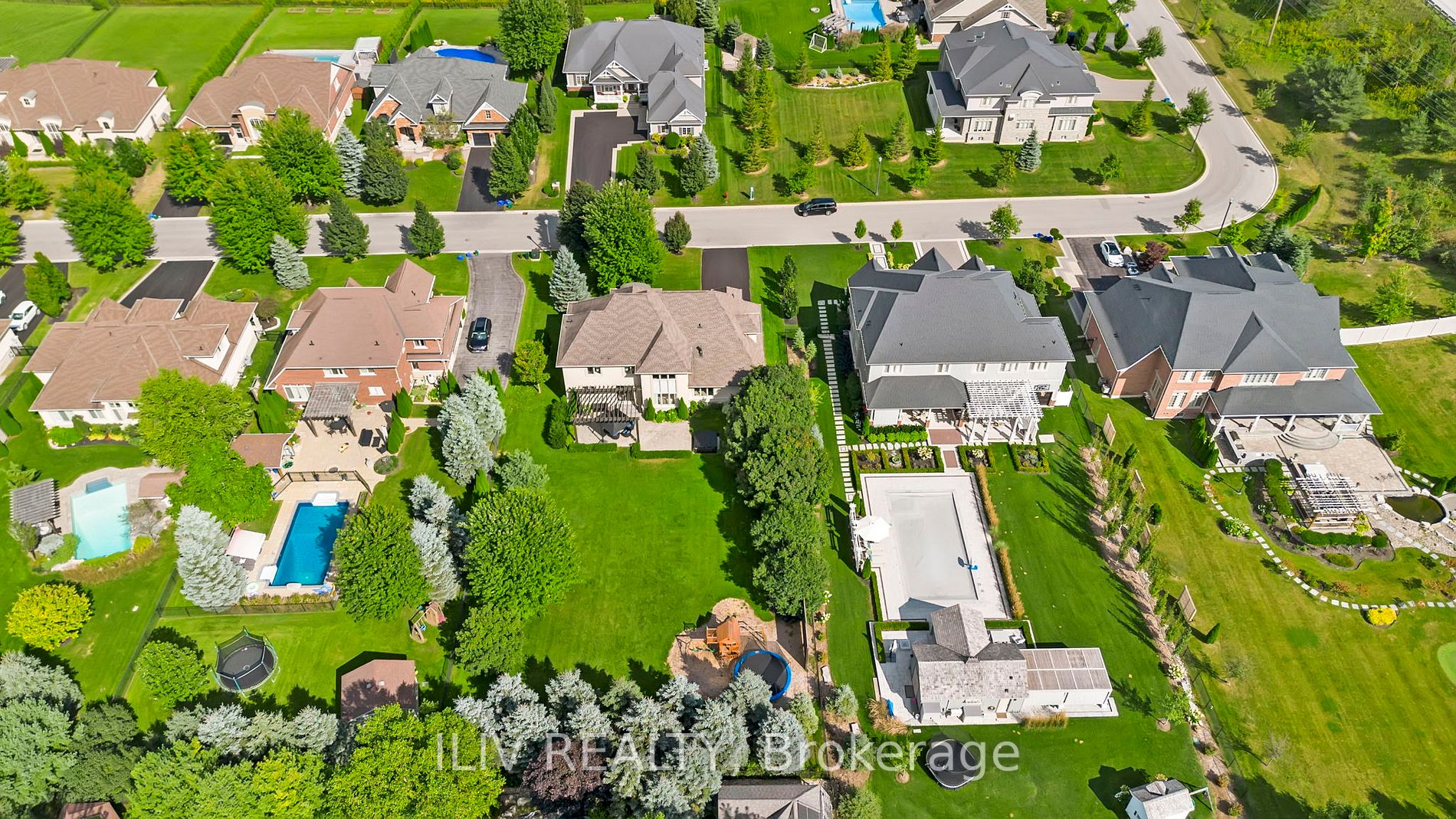 41 Country Club Cres