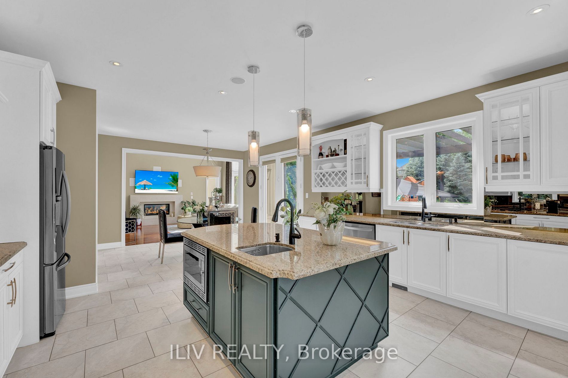 41 Country Club Cres