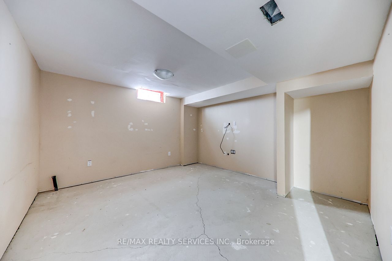 2179 Dawson Crescent