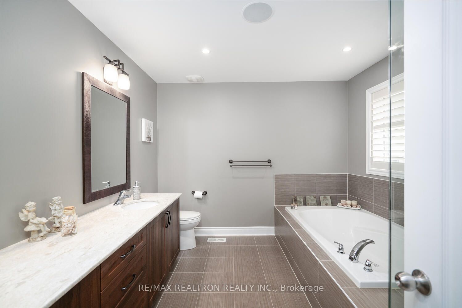 923 Goring Circ