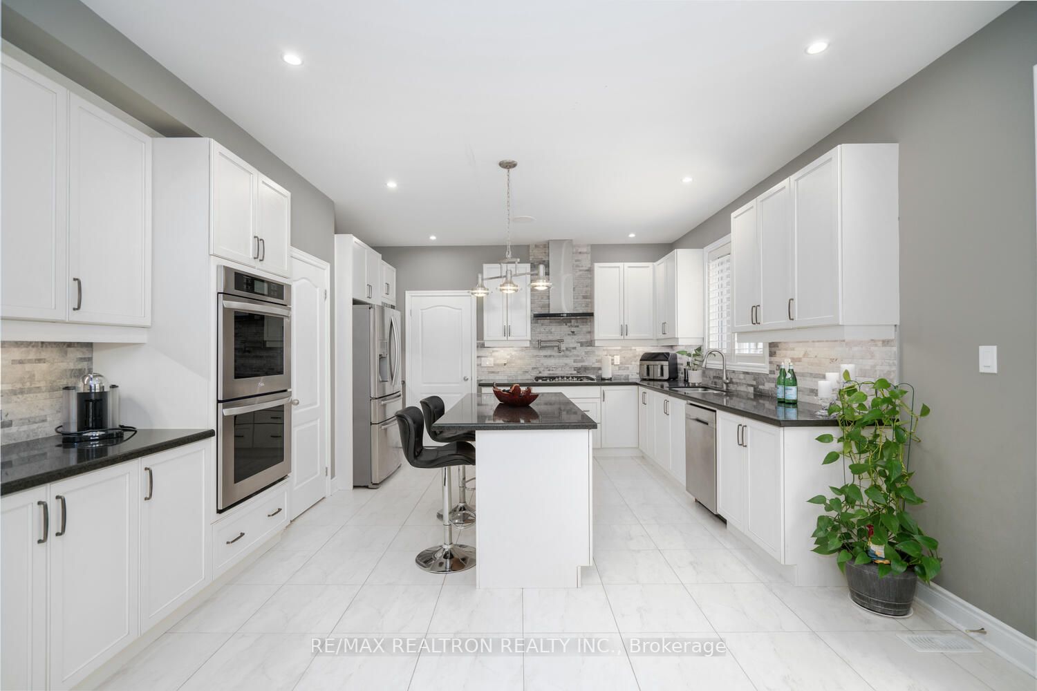 923 Goring Circ