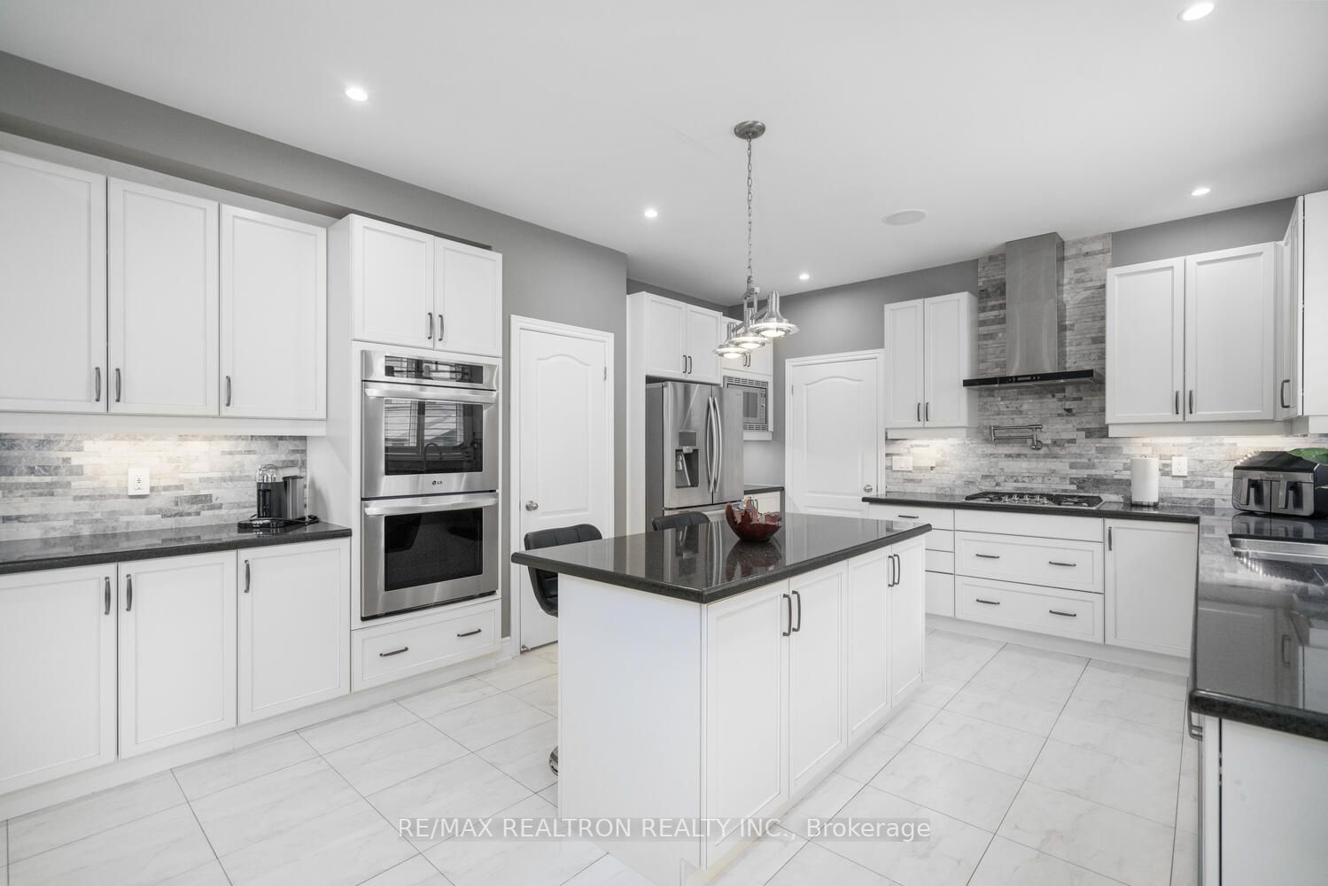 923 Goring Circ