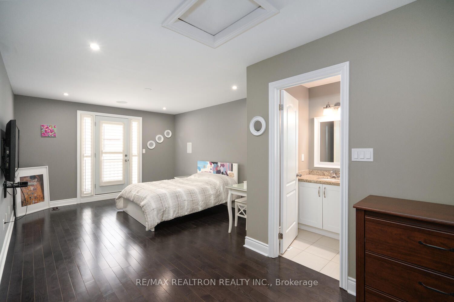 923 Goring Circ