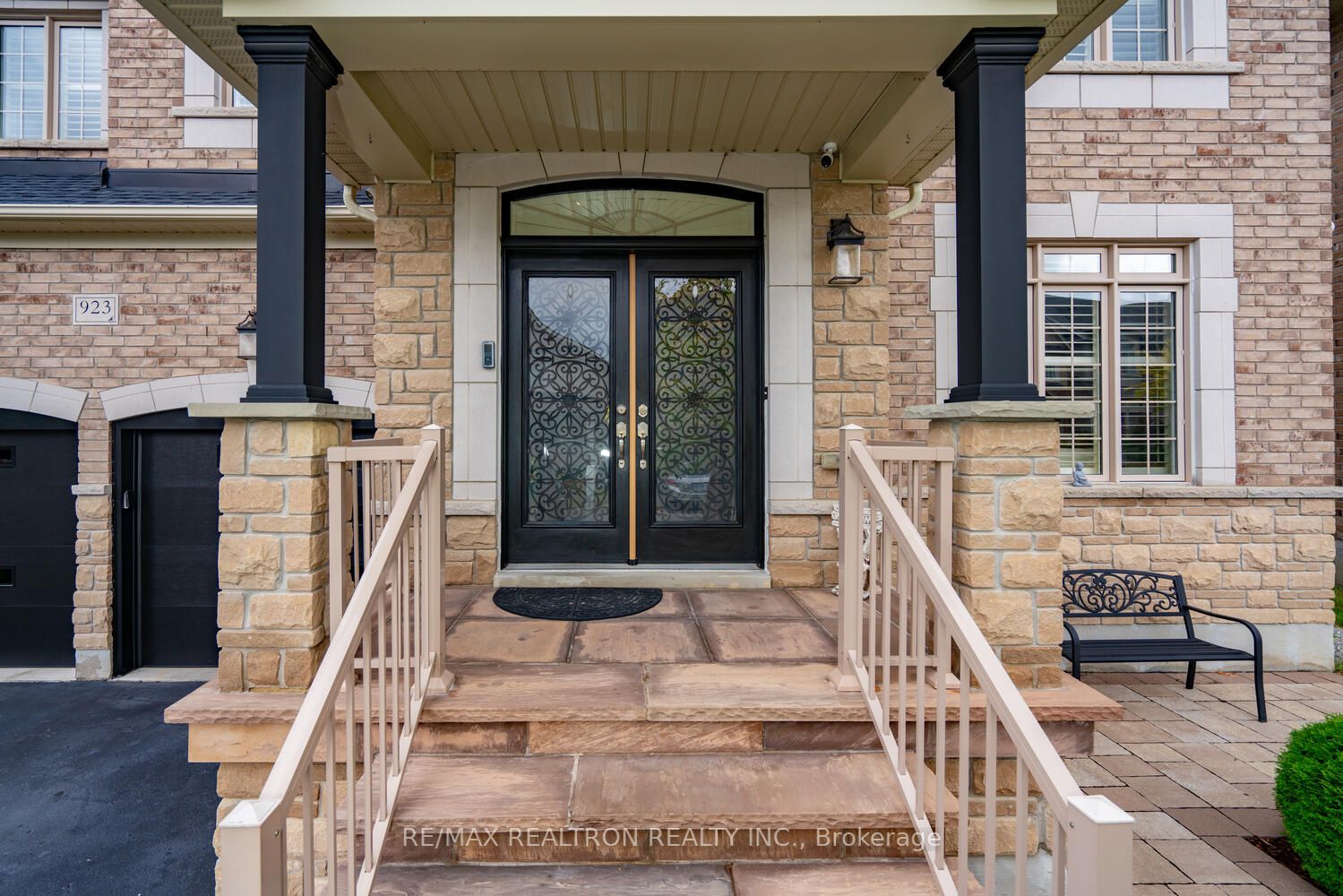 923 Goring Circ