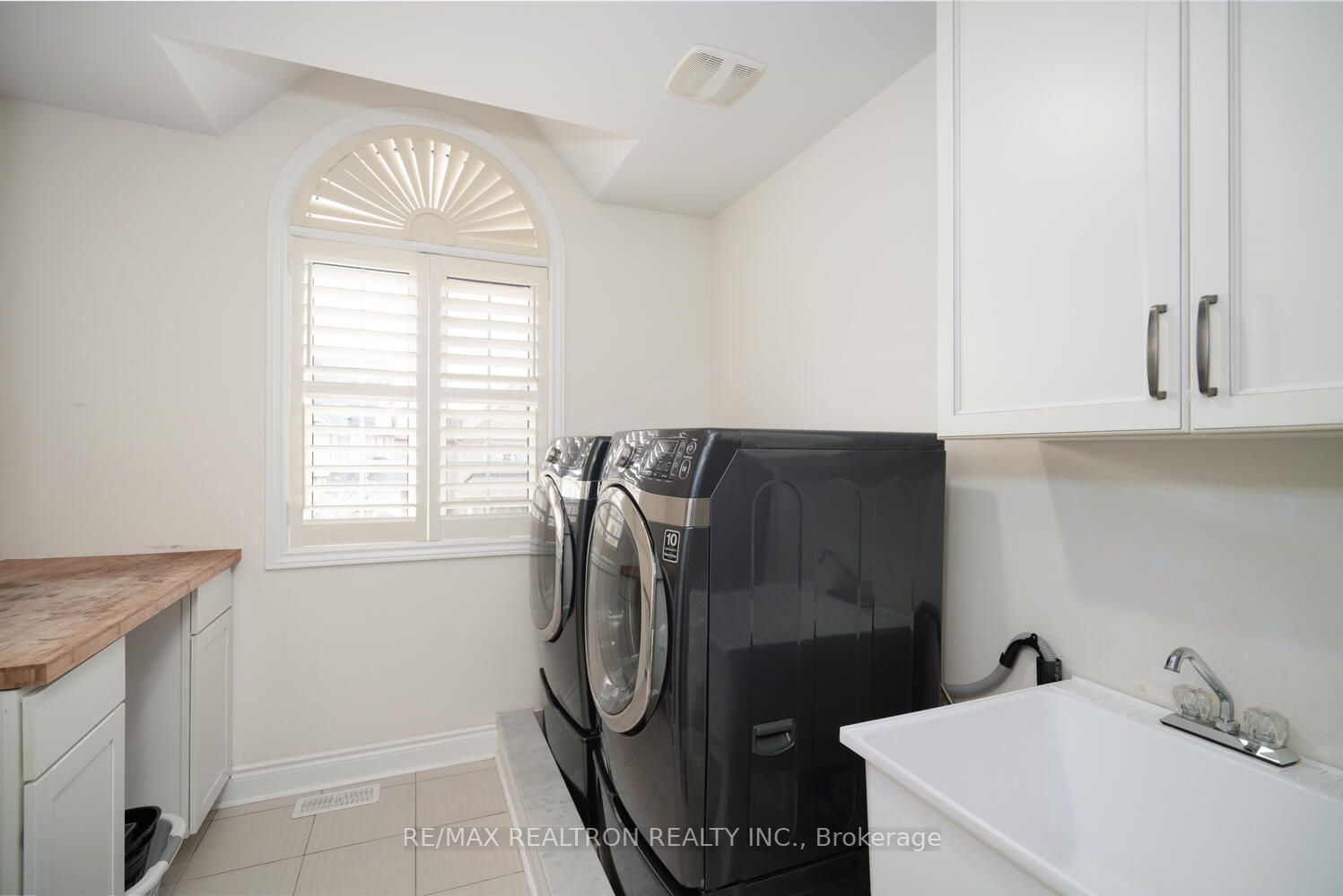 923 Goring Circ