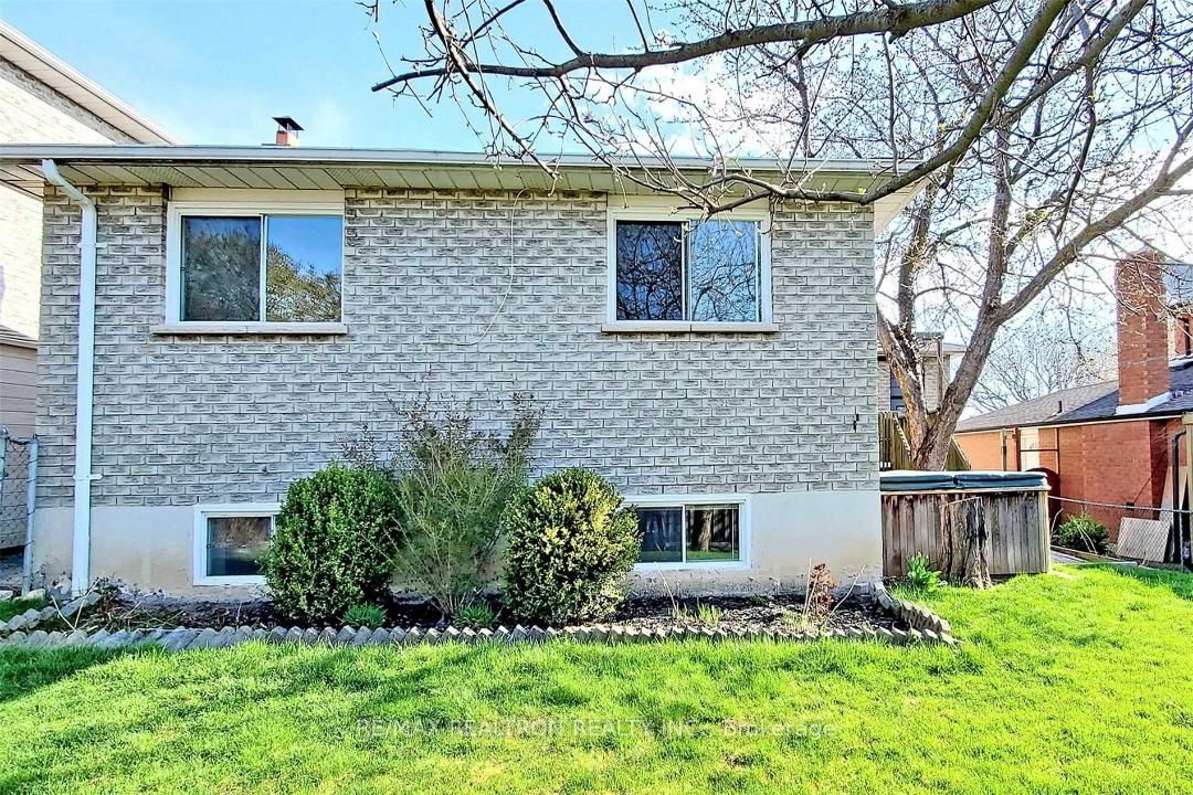80 Maplegrove Ave, #Lower