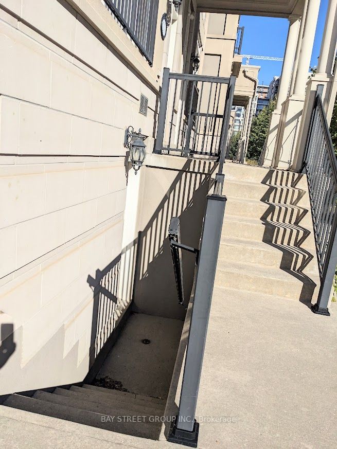 20 Upper Duke Cres N