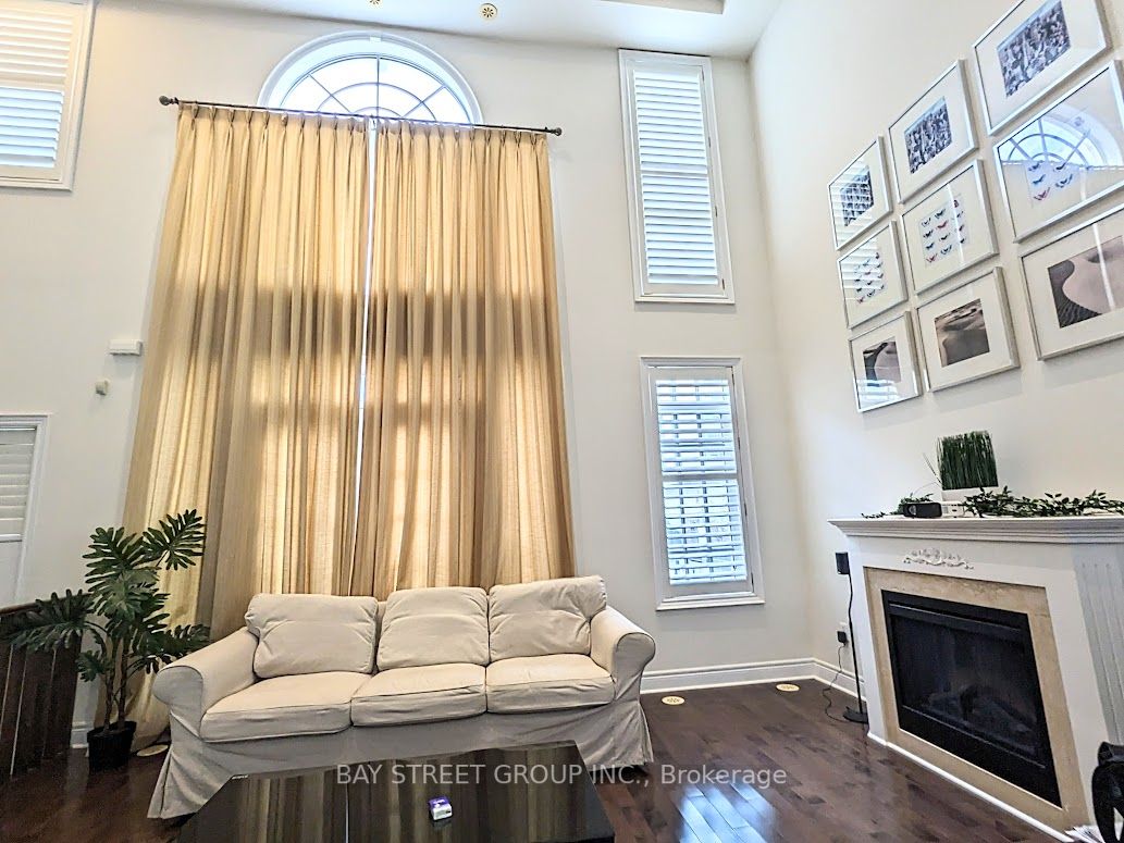 20 Upper Duke Cres N