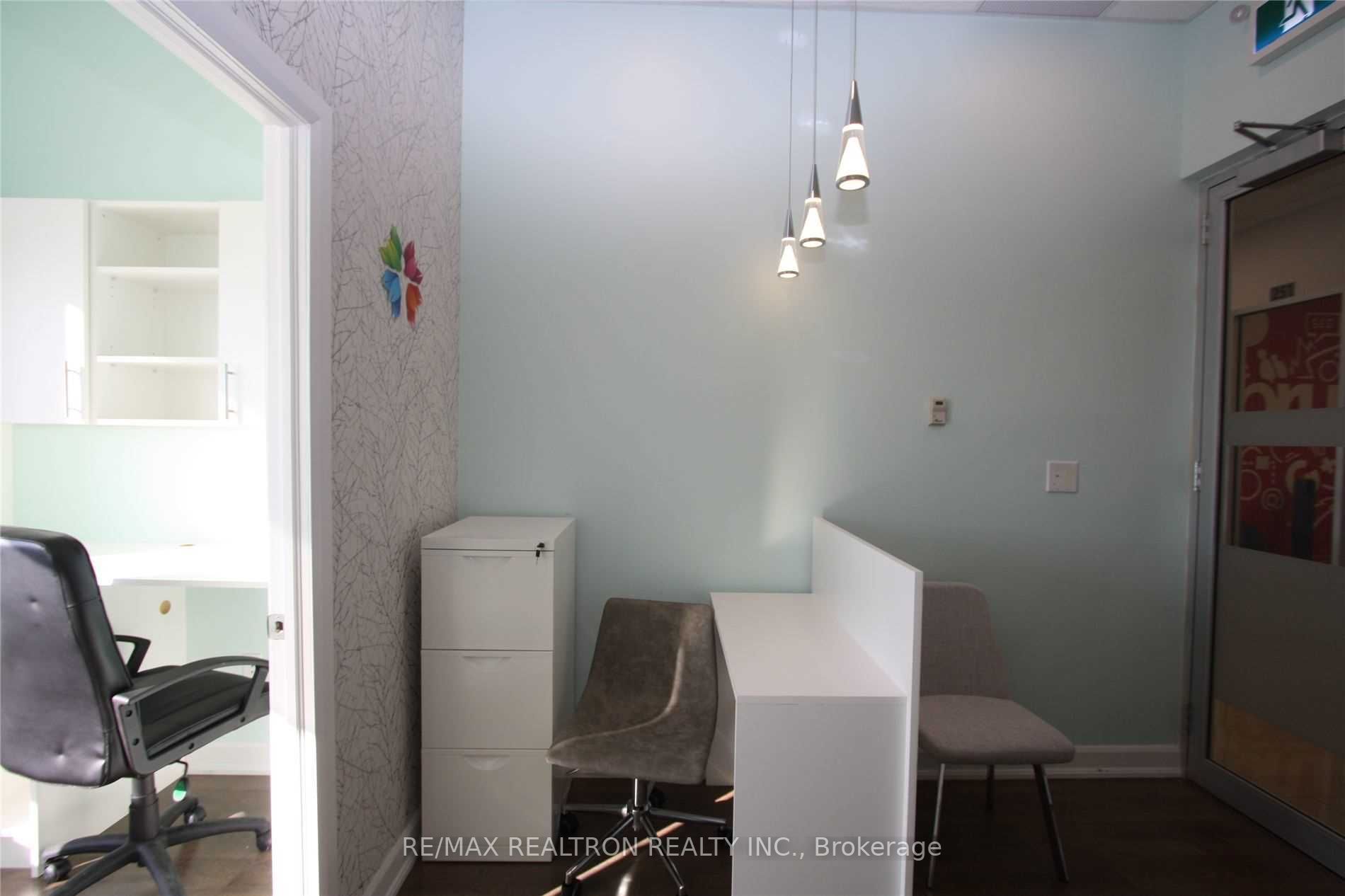 7163 Yonge St, #256