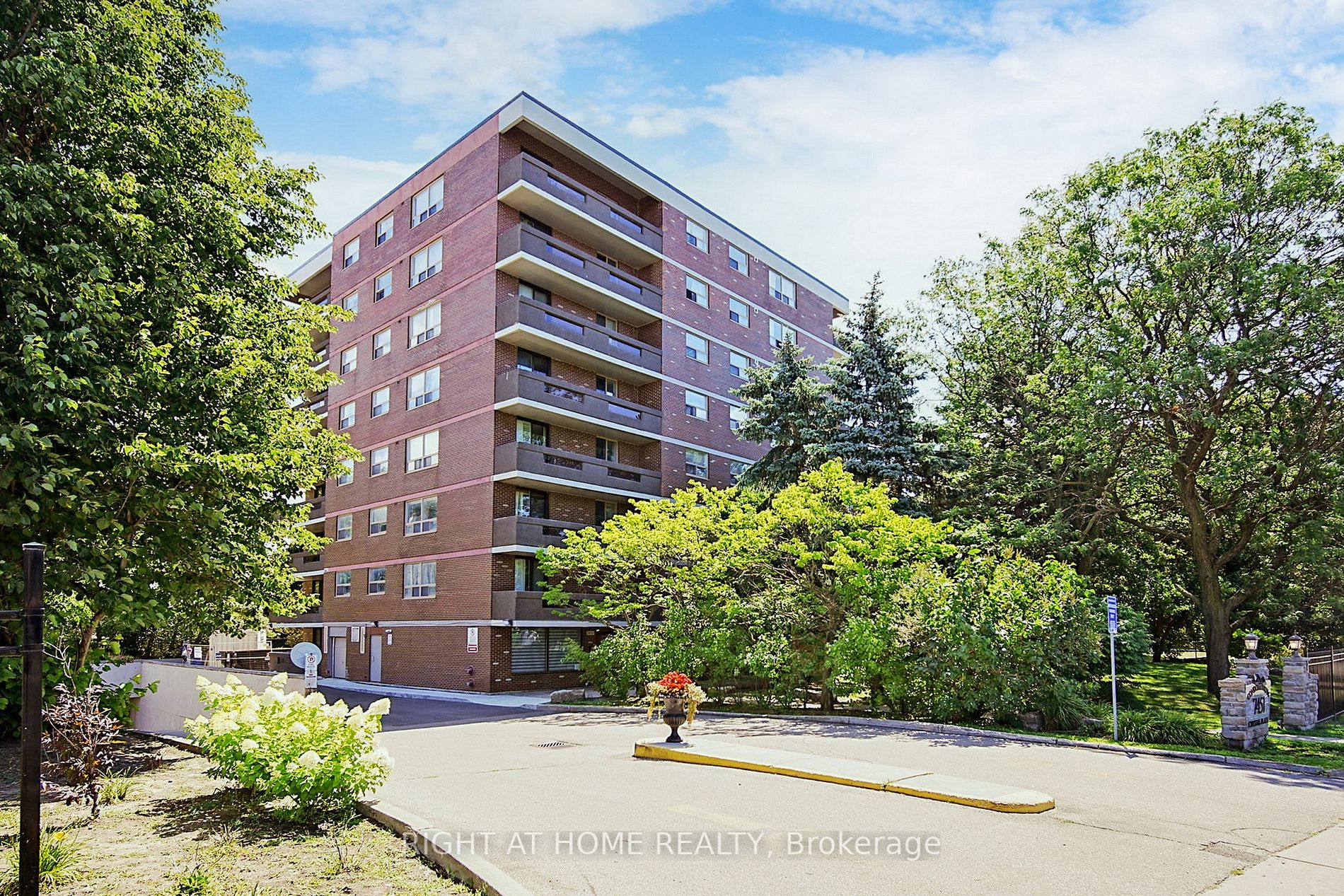 7451 Yonge St E, #501