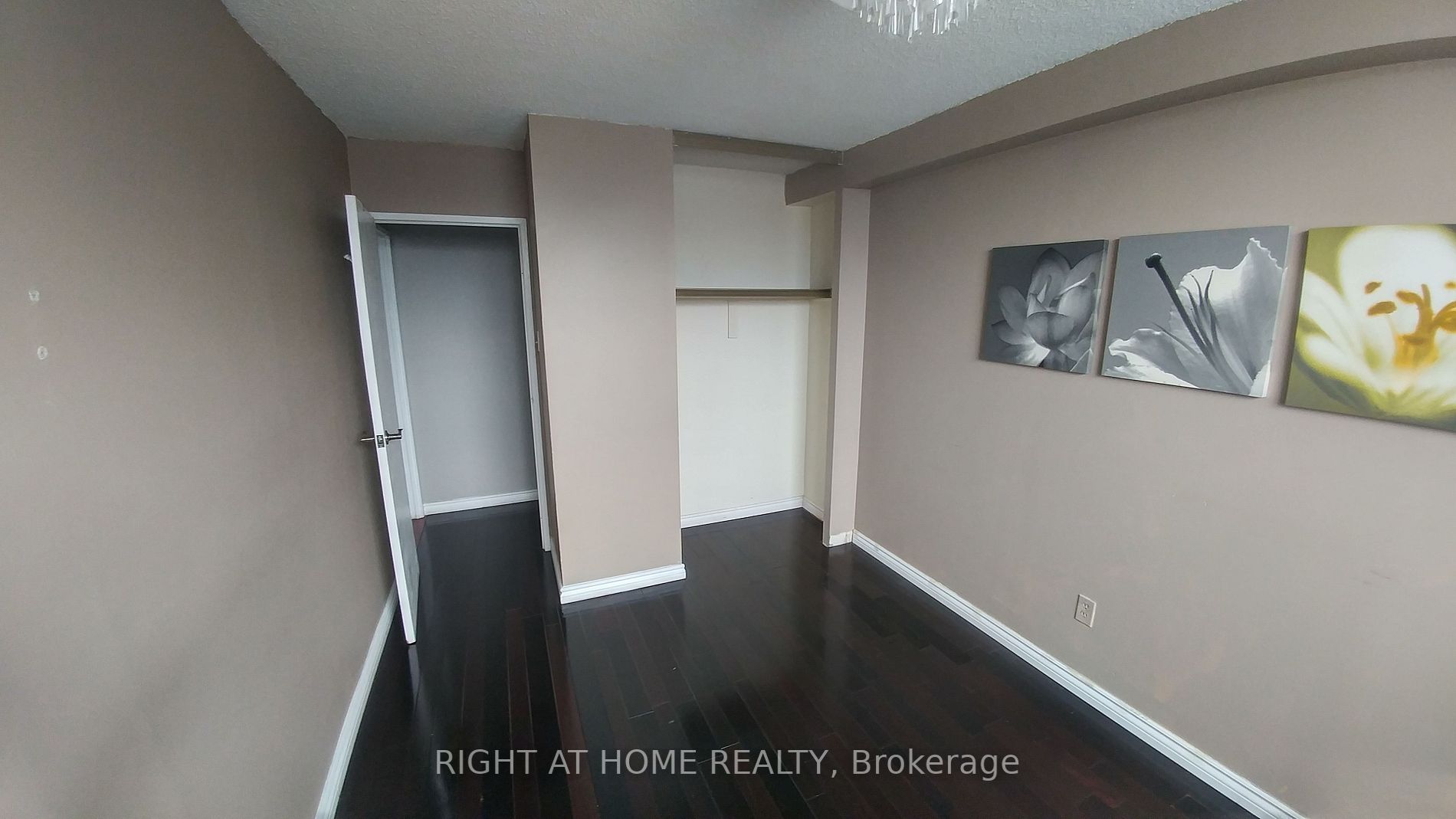7451 Yonge St E, #501