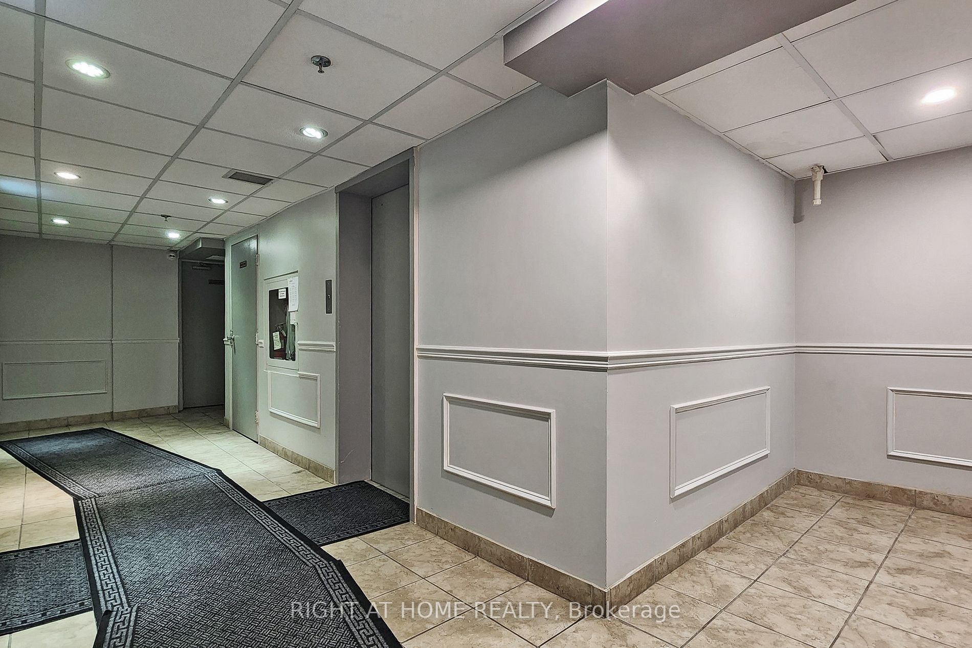7451 Yonge St E, #501