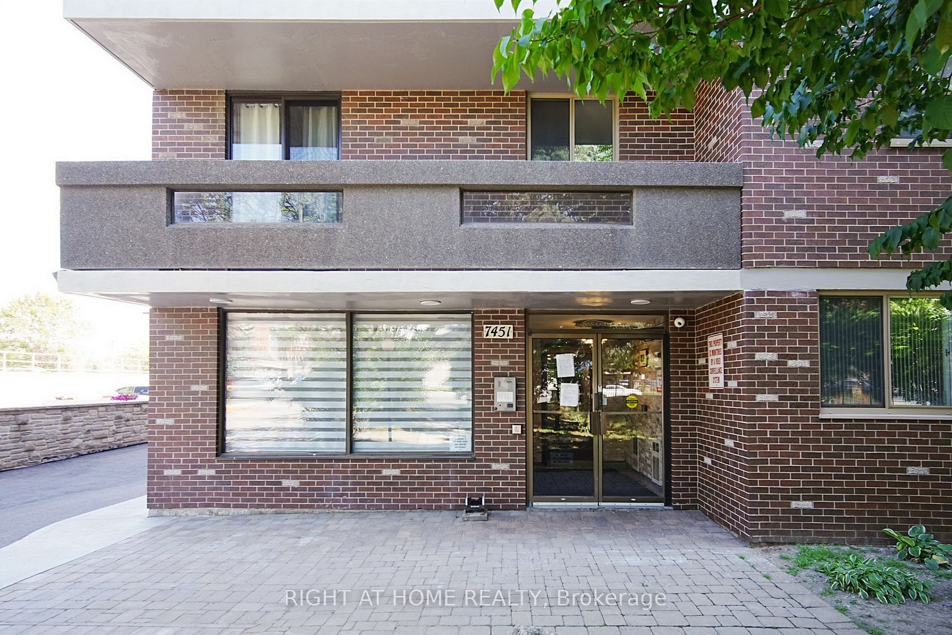 7451 Yonge St E, #501