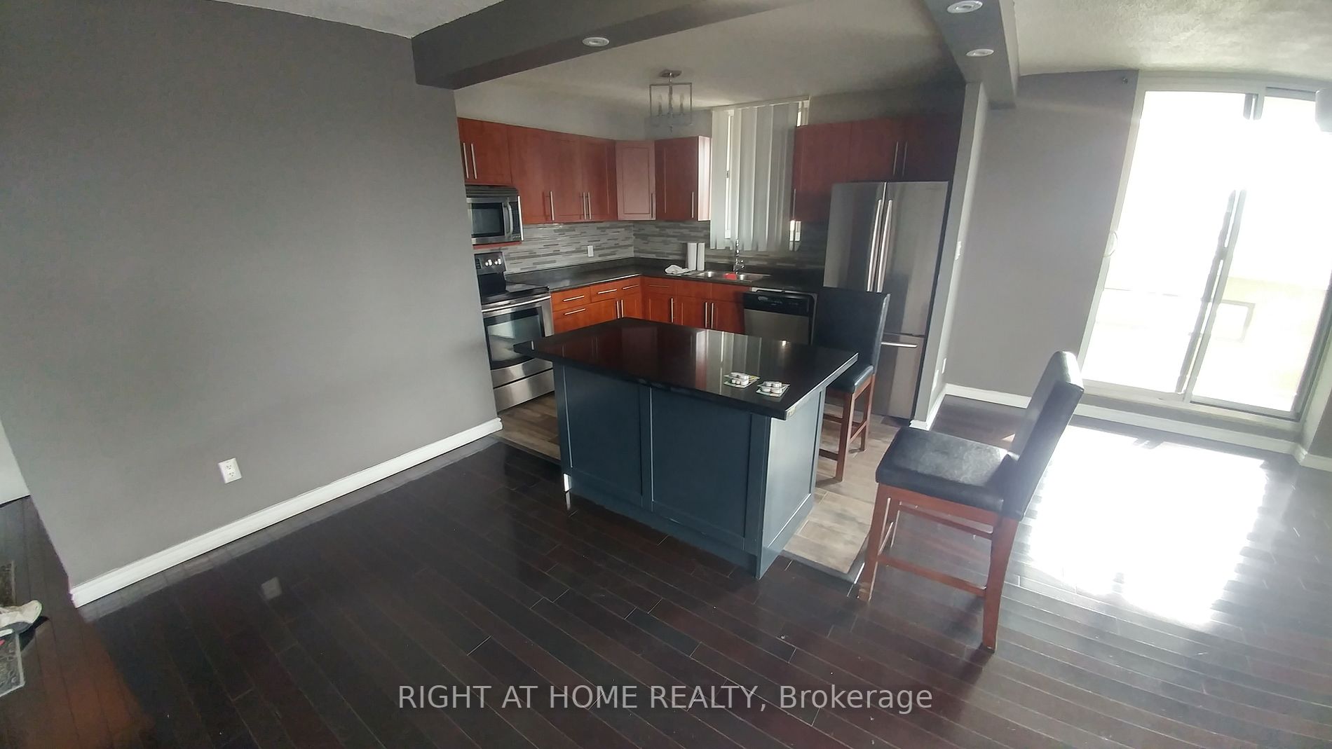 7451 Yonge St E, #501