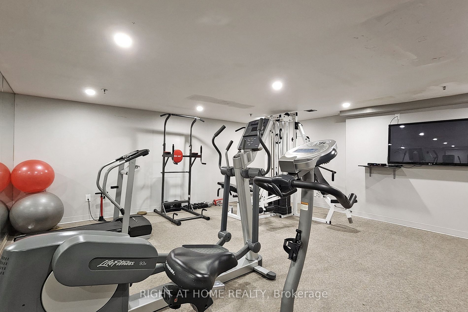 7451 Yonge St E, #501