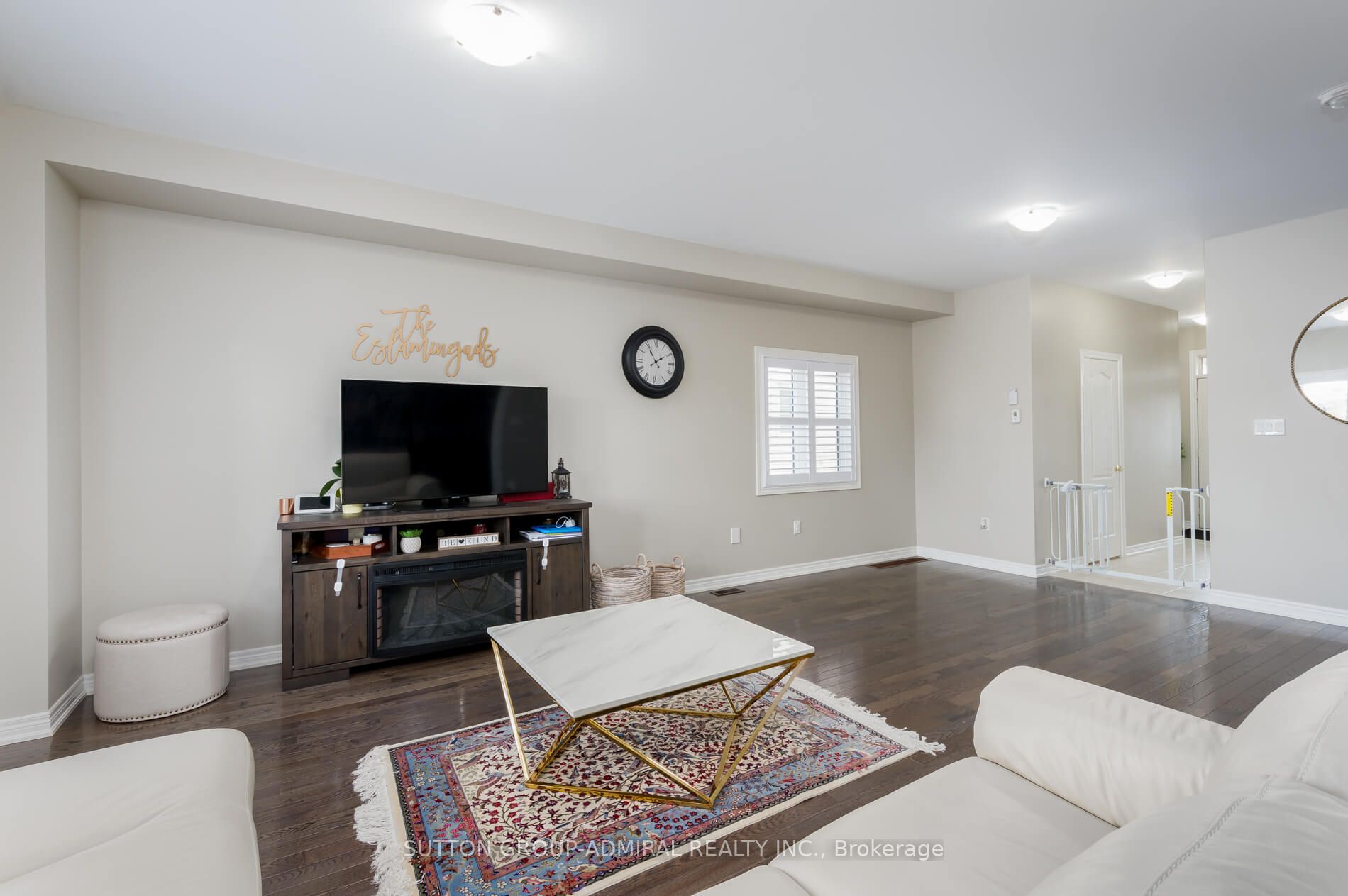 10 Mandley St