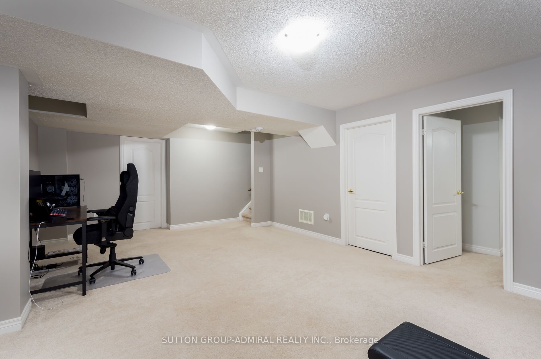10 Mandley St