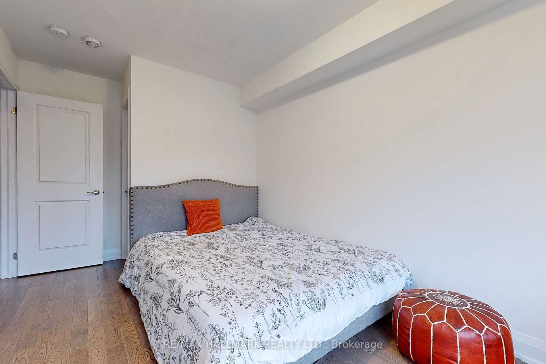 10 Moneypenny Pl