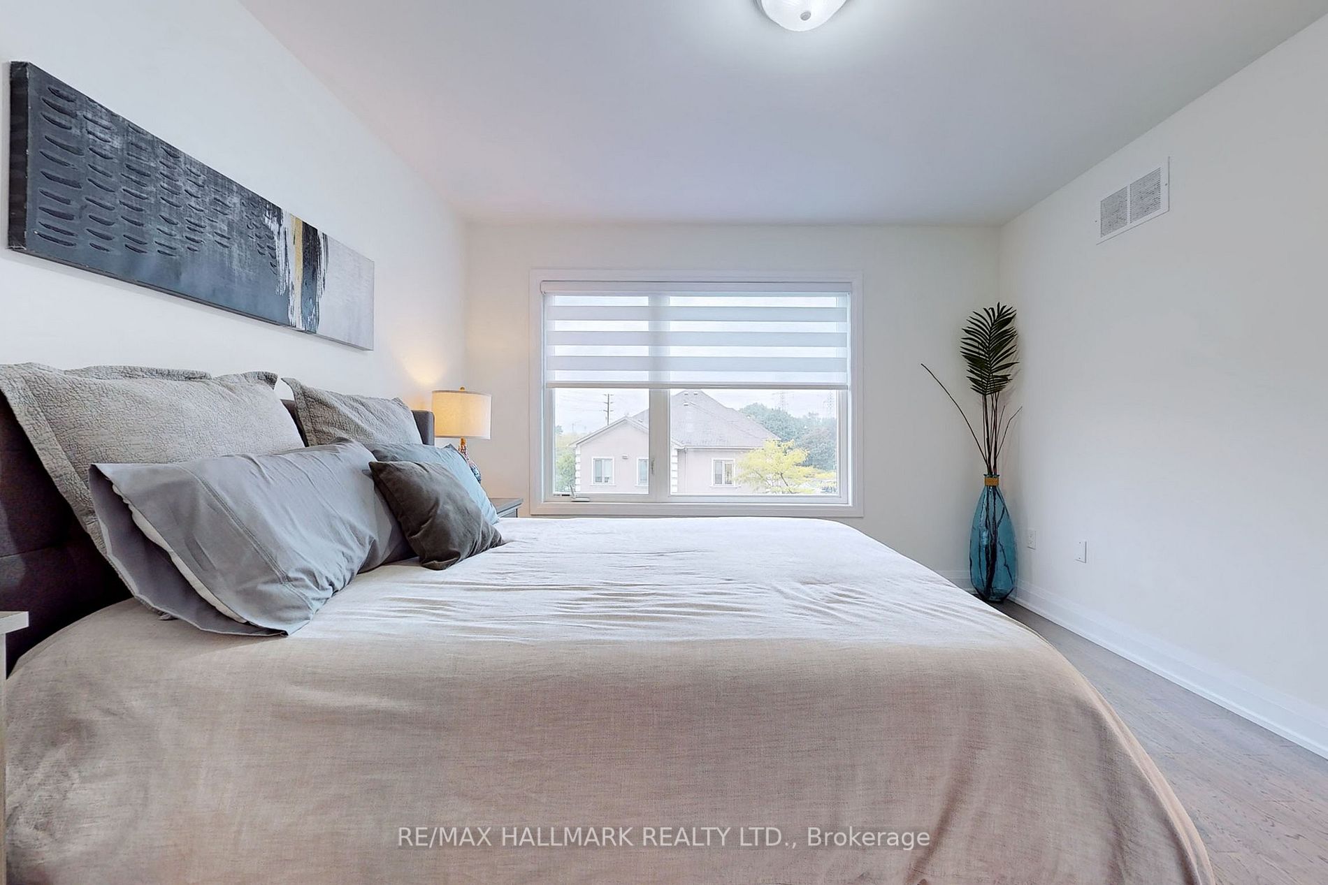 10 Moneypenny Pl