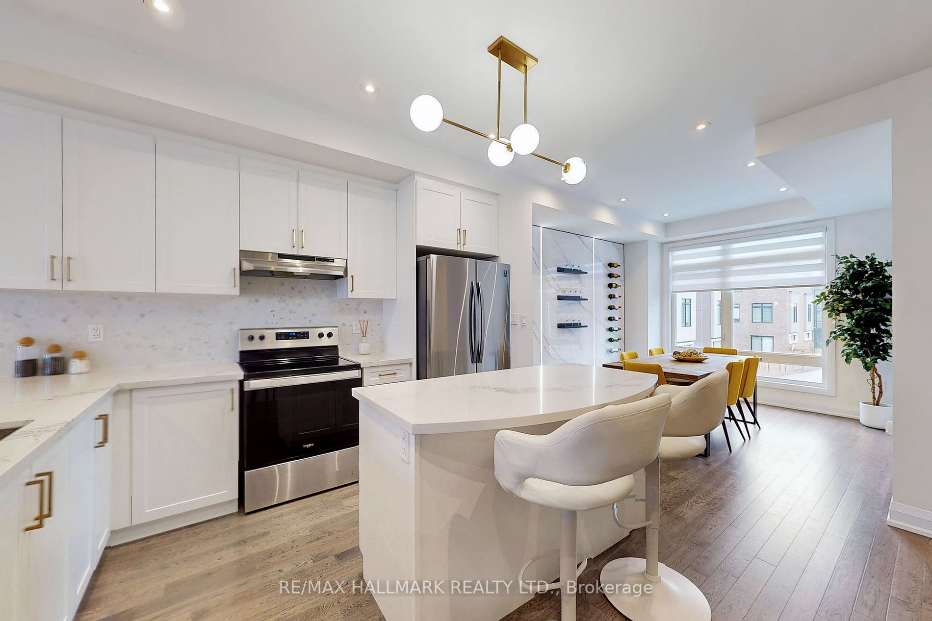 10 Moneypenny Pl
