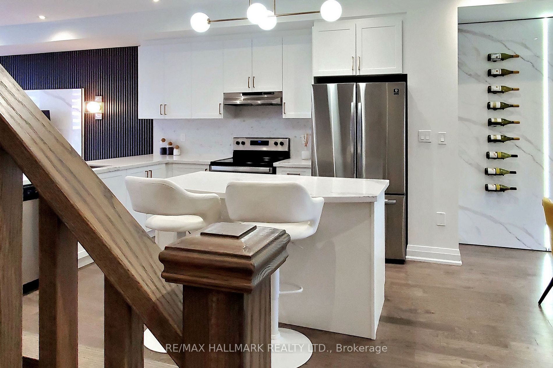 10 Moneypenny Pl