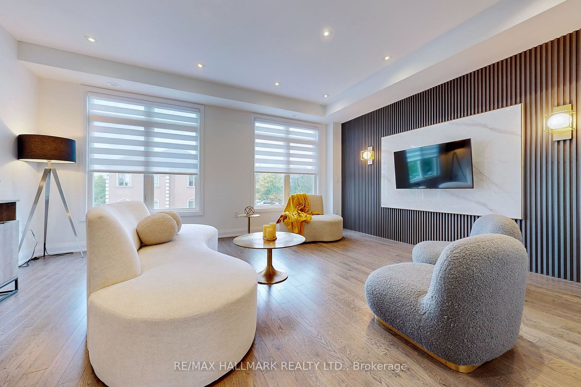 10 Moneypenny Pl