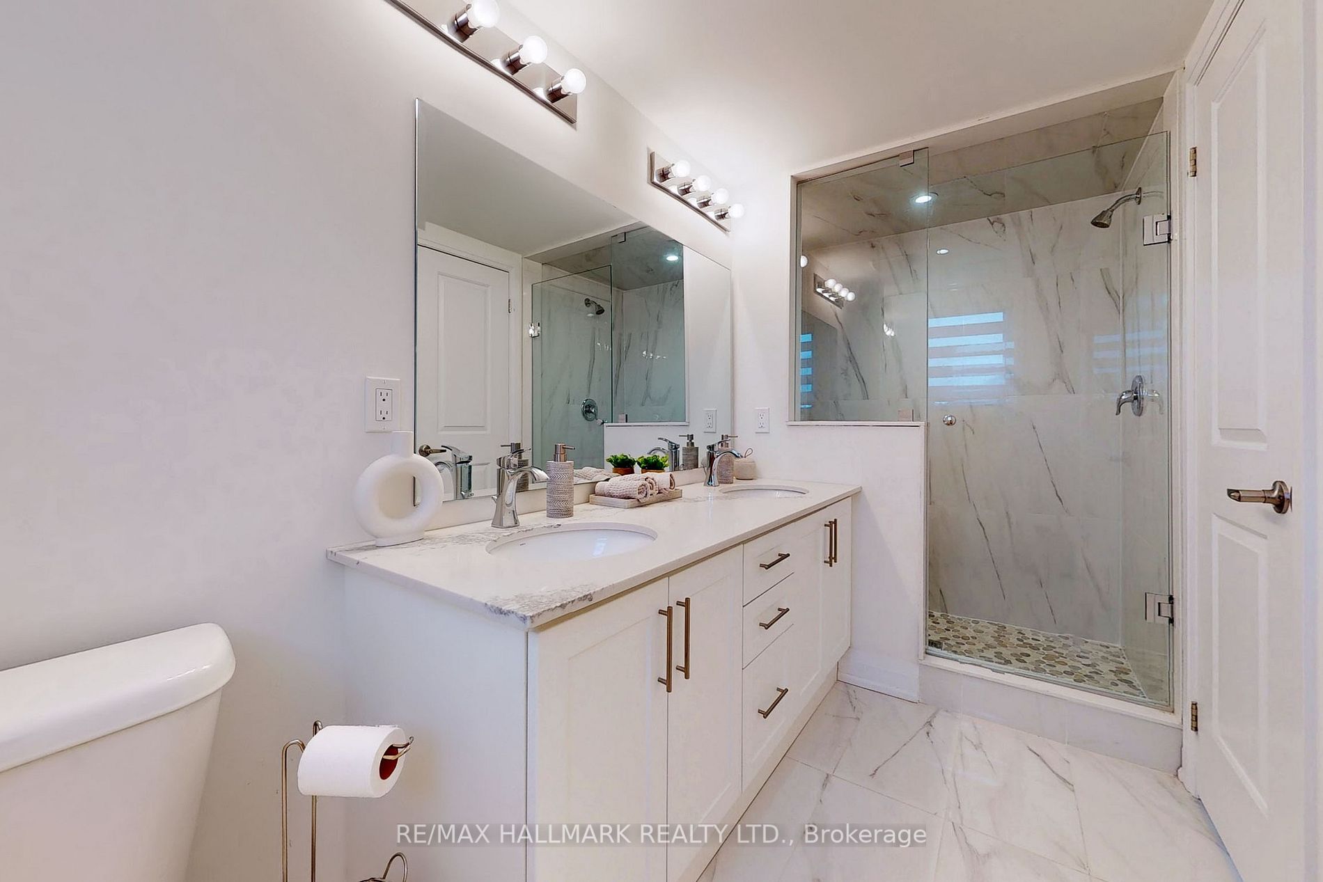 10 Moneypenny Pl
