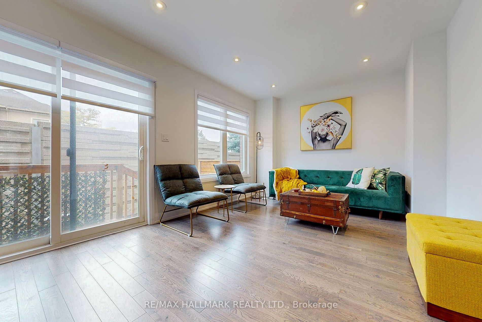 10 Moneypenny Pl