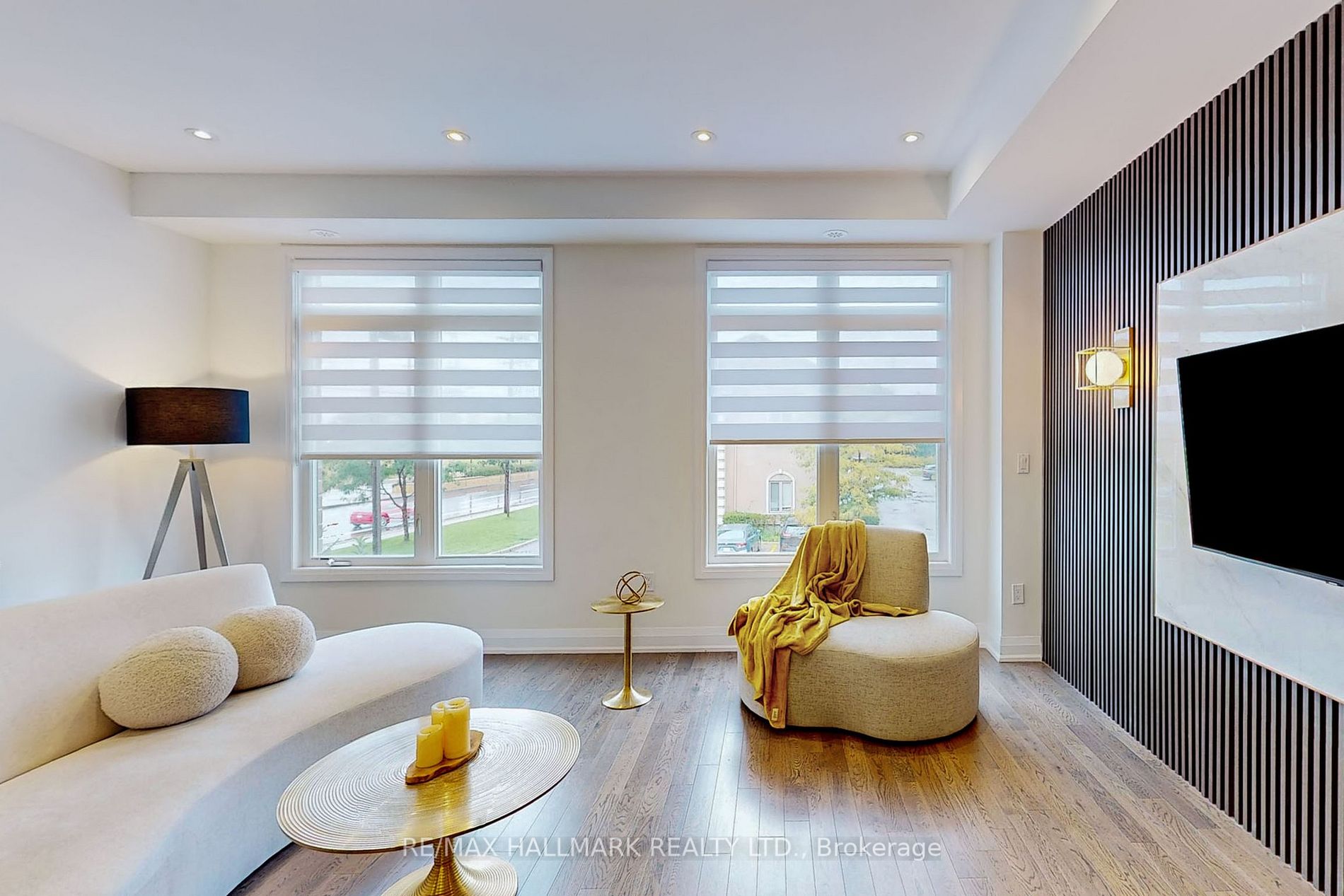 10 Moneypenny Pl