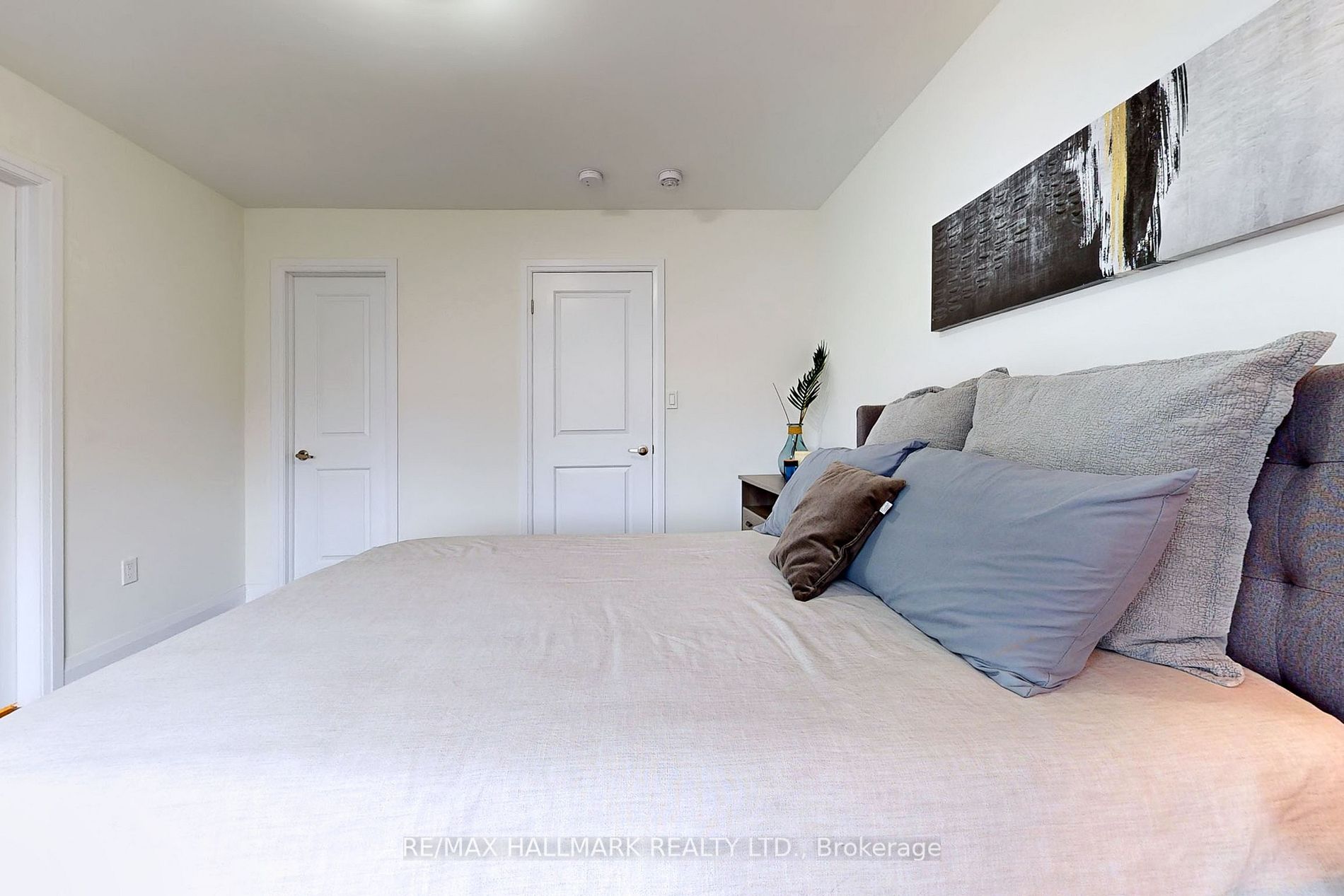10 Moneypenny Pl