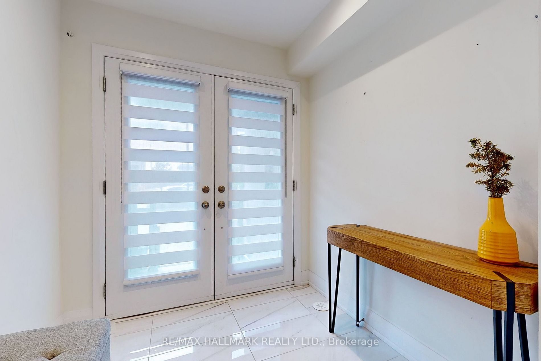 10 Moneypenny Pl