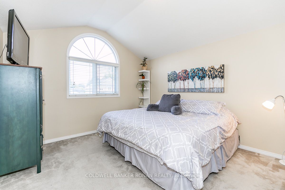 103 Albert St E