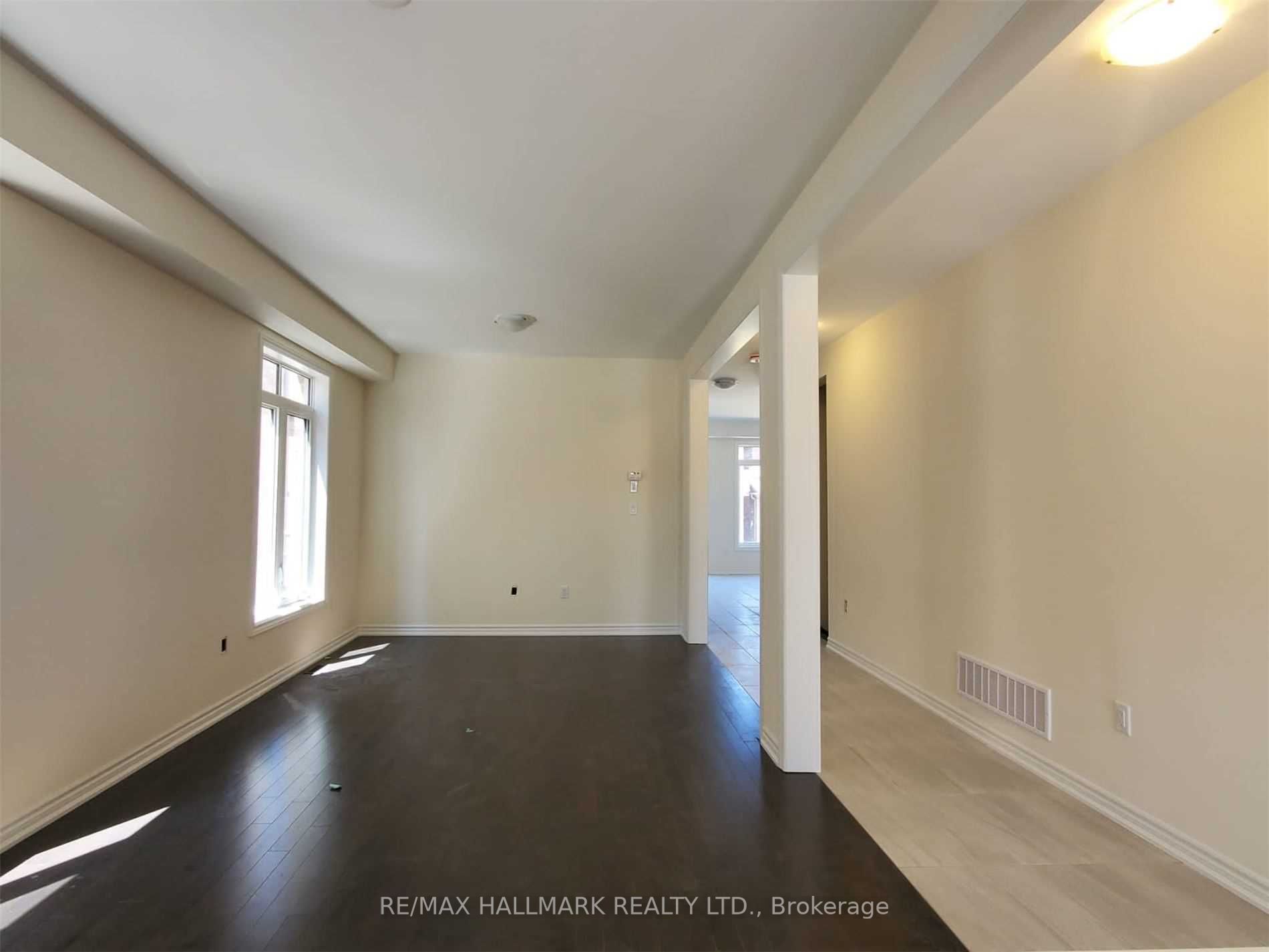 2296 Grainger Loop Cres