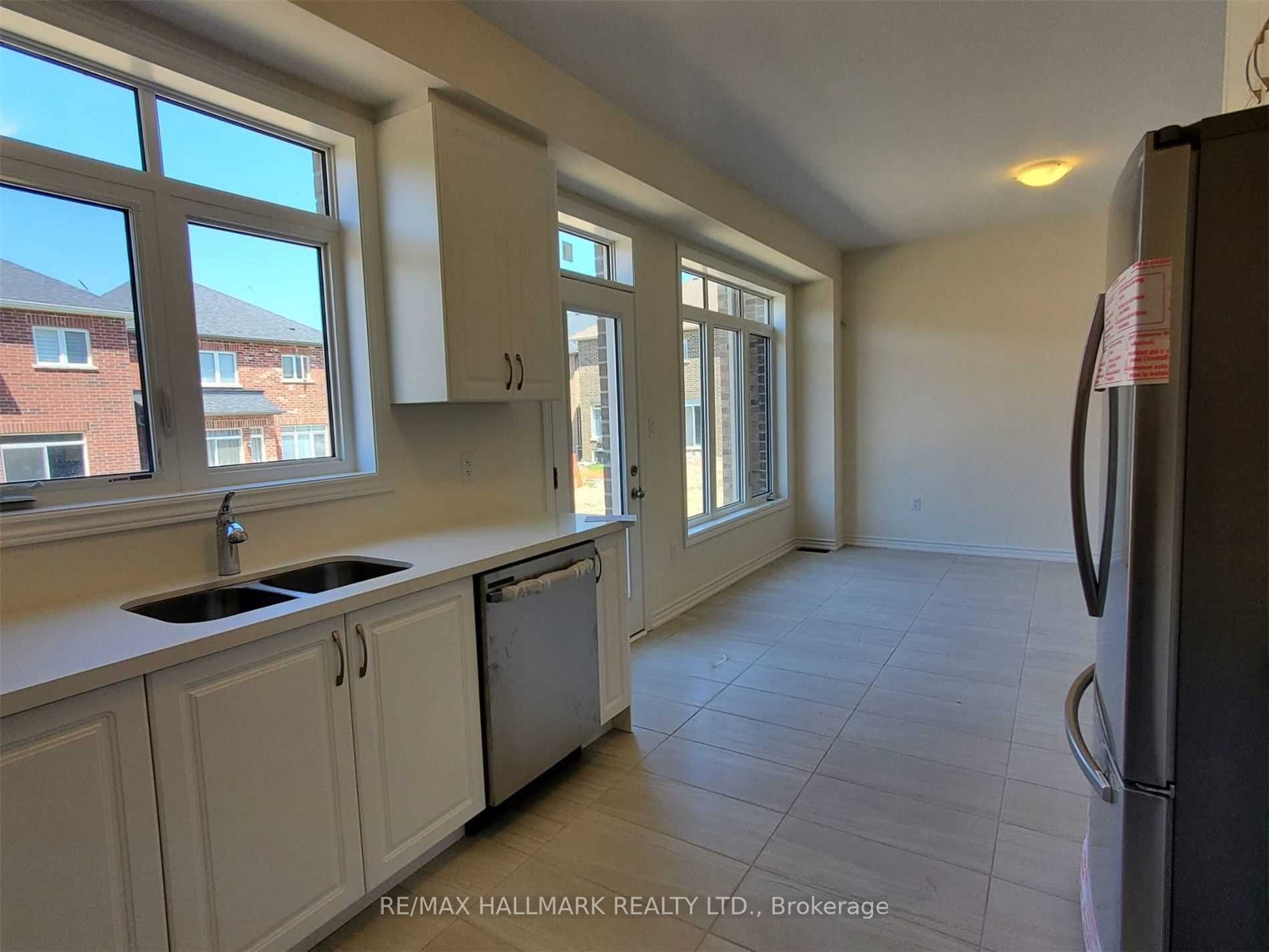 2296 Grainger Loop Cres